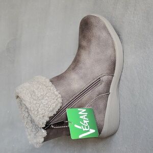 🆕️ SKECHERS Arya Taupe Gray Memory Foam Water Repellent Faux Fur Boots SIZE: 6